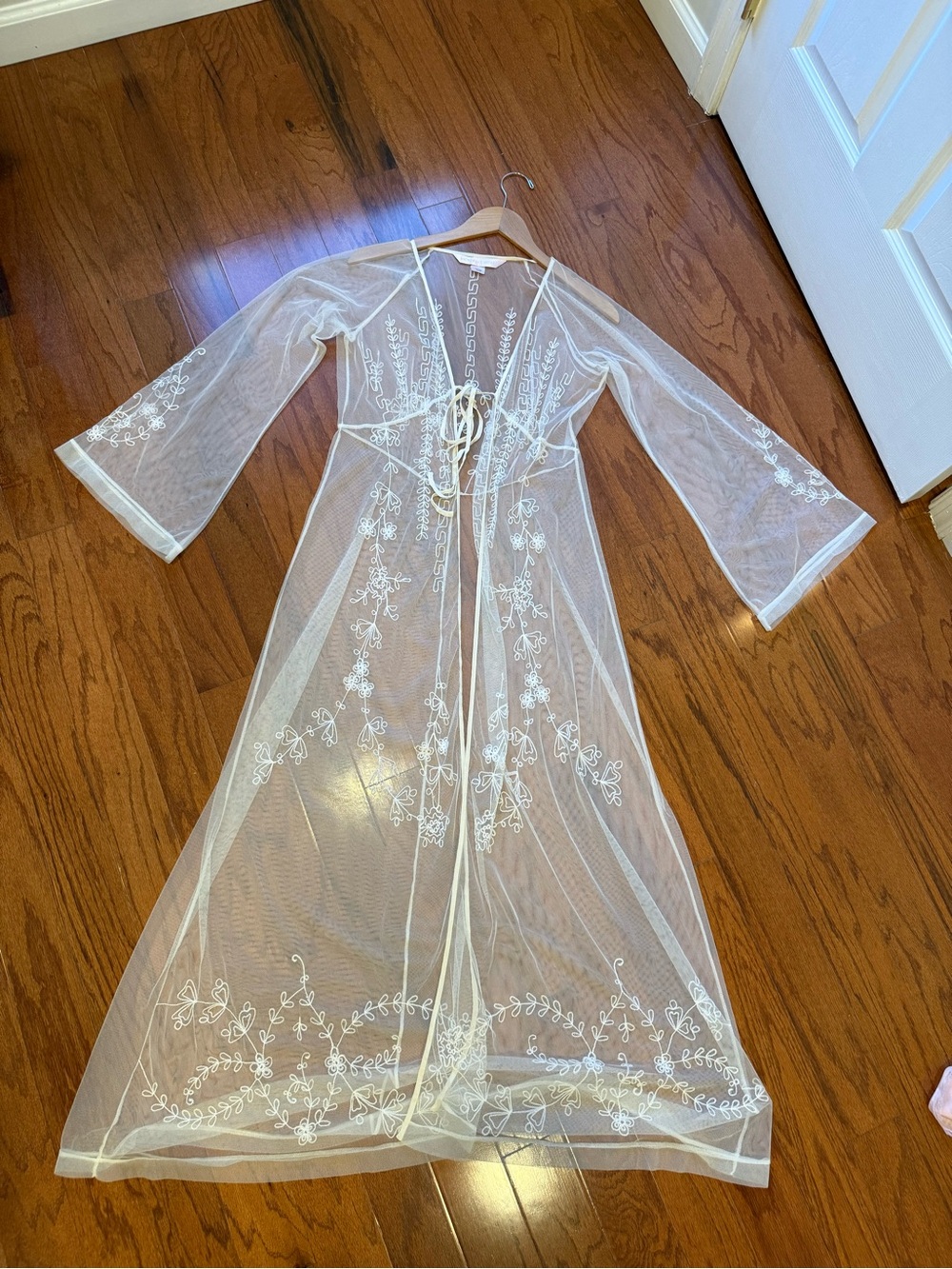 Rare Victoria’s Secret White sheer embroidered  robe Size XS-S